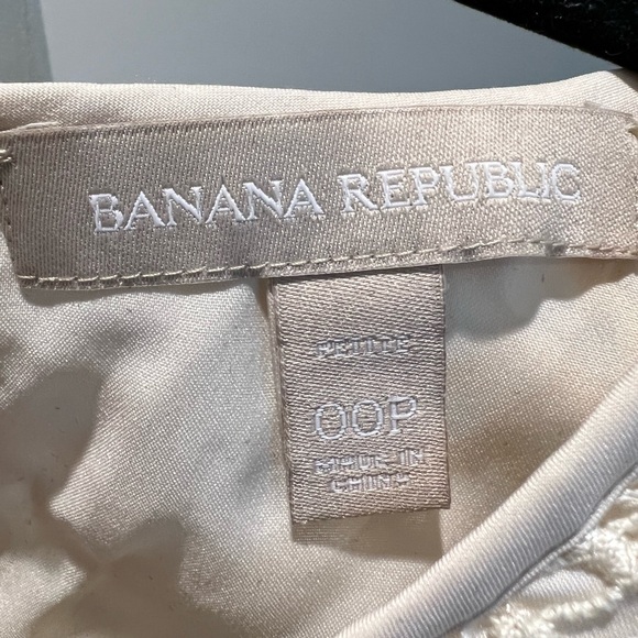 Banana Republic Scalloped Lace Tee (Stone Twill, 00P) - Picture 4 of 4